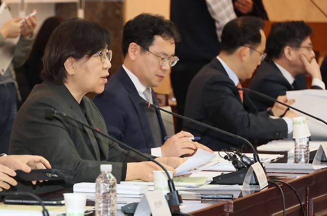 정은경 보건복지부 장관(왼쪽 첫번째)이 26일 정부서울청사에서 열린 2026년도 제1차 국민연금기금운용위원회에서 발언하고 있다. 연합뉴스