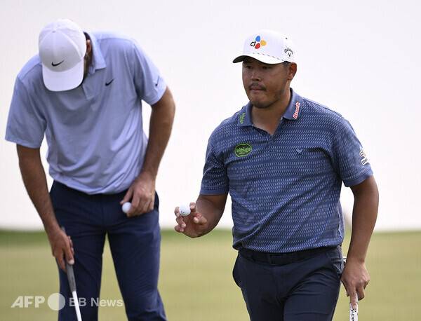 김시우 프로가 2026년 미국프로골프(PGA) 투어 더 아메리칸 익스프레스 우승을 차지한 세계랭킹 1위 스코티 셰플러와 최종라운드에서 동반 경기하는 모습이다. 사진제공=ⓒAFPBBNews = News1 (사진을 무단으로 사용하지 마십시오.)