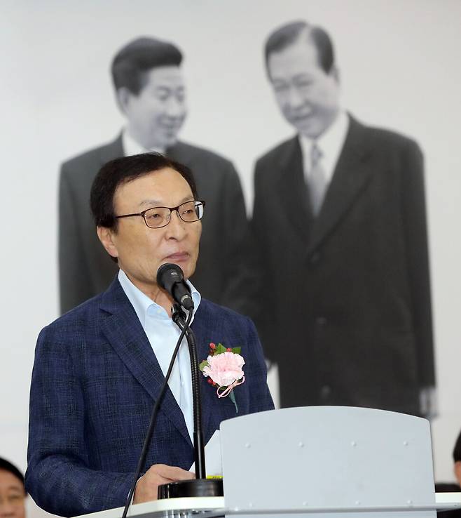 ) 이해찬 민주평화통일자문회의 수석부의장이 25일 베트남에서 치료 중 별세했다고 민주평통이 밝혔다. 향년 73세. 사진은 2019년 8월 16일 당시 더불어민주당 대표를 지낸 이해찬 민주평통 수석부의장이 서울 시민청에서 열린 김대중·노무현 대통령 10주기 추모 사진전 개막식에서 축사하는 모습. 연합뉴스