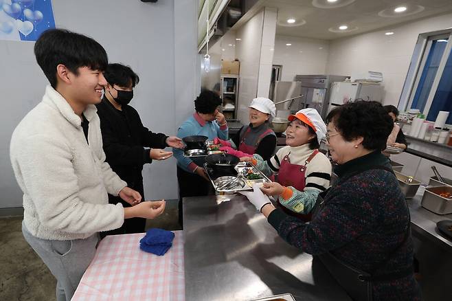 이영순(오른쪽부터), 김혜란, 김선연씨가 지난 13일 경남 창원시 진해구 500원 식당에서 밥을 다 먹은 진해고등학교 학생들에게 “맛있게 먹었나? 안 부족했나?”라고 물어보고 있다. 김혜윤 기자 unique@hani.co.kr