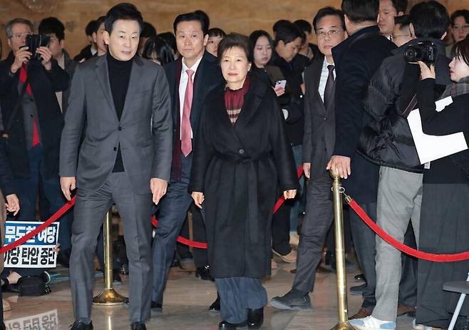 박근혜 전 대통령이 22일 통일교·공천헌금 ‘쌍특검’ 수용을 요구하며 8일째 단식 중인 장동혁 국민의힘 대표를 방문하기 위해 국회 로텐더홀 단식 농성장으로 향하고 있다. 왼쪽 첫번째가 유영하 의원. 공동취재사진