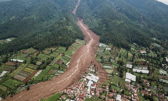 지난 25일 인도네시아 서자바주 반둥 바시르랑구(Pasirlangu) 마을에서 발생한 산사태 현장을 항공 촬영한 사진. AFP 연합뉴스