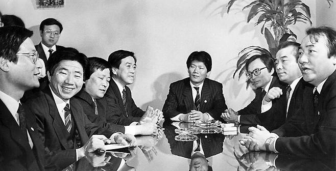 범민주 야권 통합을 추진하던 소장파 의원들이 1990년 1월12일 오전 국회 의원회관에서 대책을 논의하고 있다. 왼쪽부터 장석화·노무현·류승규·김정길(통일민주당), 양성우·이해찬(평화민주당), 이철(무소속), 이상수(평민) 의원. 한겨레 자료사진