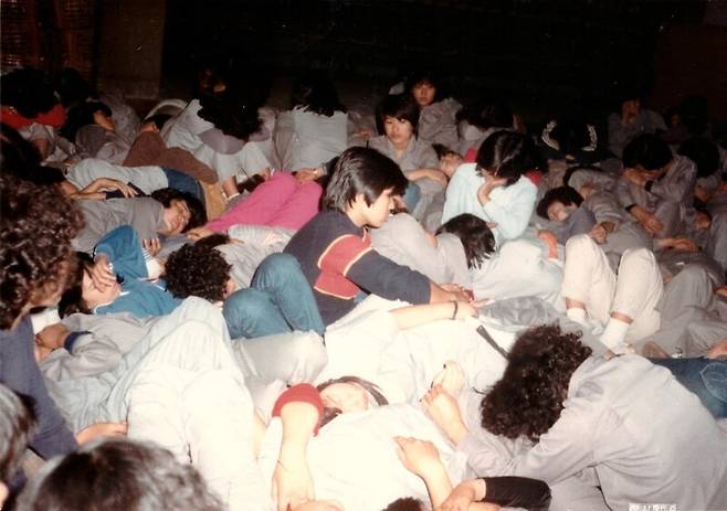 섬유·직물 공장 원풍모방의 여성 조합원들이 1982년 9월27일부터 10월1일까지 진행된 공권력의 민주노조 파괴에 맞서 작업장 기계들 사이 찬 바닥에서 잠을 자며 농성장을 지키고 있다. 대부분 10~20대 여성이었던 이들은 공권력의 물리적 강압과 회유로 수백여명의 농성자가 40여명으로 줄어들 때까지 닷새간 버티고 또 버텼다. 필자 제공