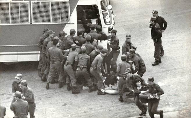 대표적 민주노조였던 원풍모방 노조는 1982년 10월1일 공권력에 의해 파괴당했다. 추석날이던 그날 새벽, 경찰이 들이닥쳐 사내 농성 중인 원풍모방 조합원들을 연행하고 있다. 필자 제공