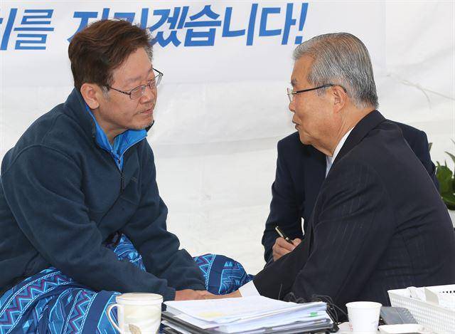 2016년 6월 17일 김종인(오른쪽) 당시 더불어민주당 비상대책위원회 대표가 서울 종로구 광화문광장에서 지방재정 개편 철회를 요구하며 11일째 단식 중이었던 이재명(왼쪽) 당시 경기 성남시장을 찾아 단식 중단을 권하고 있다. 서재훈 기자