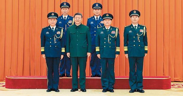 시진핑(앞줄 왼쪽에서 두 번째) 중국 국가주석이 지난해 12월 22일 중국 베이징에서 열린 양즈빈(뒷줄 왼쪽) 동부전구사령원과 한성옌(뒷줄 오른쪽) 중부전구 사령원의 진급식에서 기념촬영을 하고 있다. 베이징=신화 연합뉴스