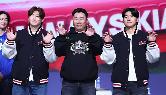 <yonhap photo-3080=""> 포즈 취하는 KIA (서울=연합뉴스) 김인철 기자 = KIA 이범호 감독과 나성범, 김도영이 20일 서울 송파구 롯데호텔월드에서 열린 2025 신한 SOL Bank KBO 프로야구 개막 미디어데이에서 포즈를 취하고 있다. 2025.3.20 yatoya@yna.co.kr/2025-03-20 14:52:12/ <저작권자 ⓒ 1980~2025 ㈜연합뉴스. 무단 전재 재배포 금지, AI 학습 및 활용 금지></yonhap>
