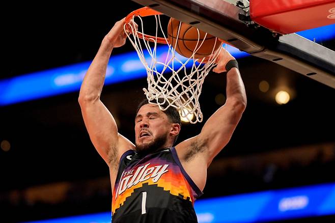 <yonhap photo-2884="">발목 염좌로 전열에서 이탈한 피닉스 데빈 부커. [AP=연합뉴스]</yonhap>