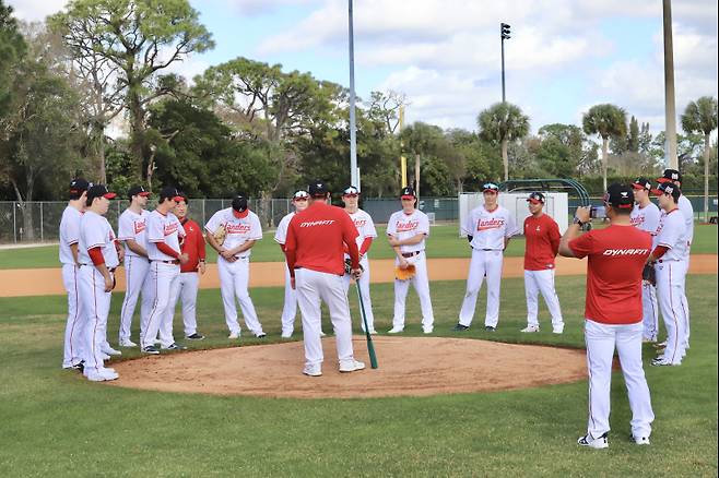 미국 플로리다 1차 캠프에서 훈련 중인 야수들과 투수들의 모습. SSG 제공