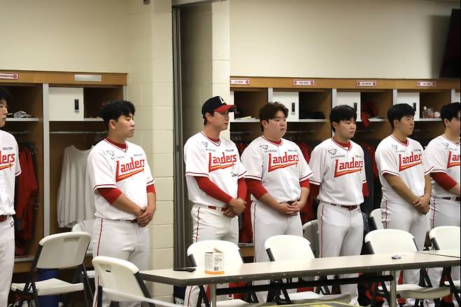 미국 플로리다 1차 캠프 시작에 앞서 이숭용 감독의 말을 듣고 있는 주장 김광현(왼쪽 세 번째). SSG 제공