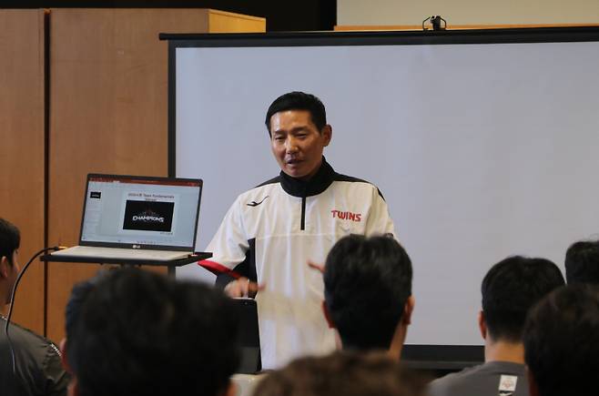 LG 염경엽 감독이 애리조나 캠프에서 선수들에게 이야기를 하고 있다. 사진=구단 제공