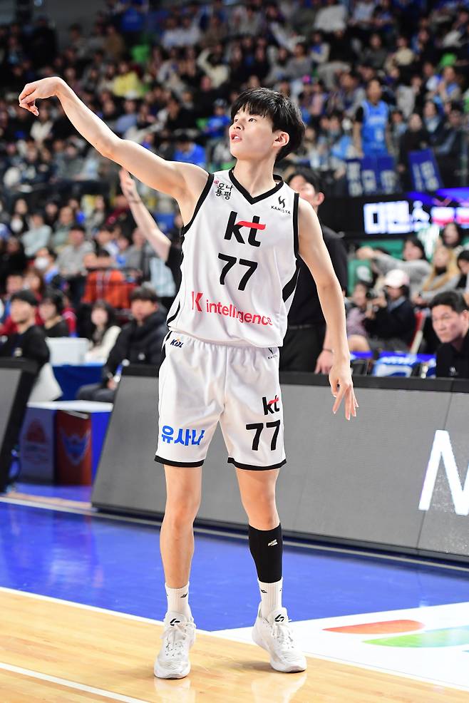 KT 강성욱이 26일 대구체육관에서 열린 한국가스공사와의 2025~26 LG전자 프로농구 정규리그 경기 중 3점슛을 시도하고 있다. 사진=KBL