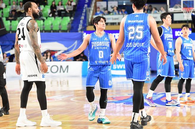 한국가스공사 벨란겔(0번)과 보트라이트가 26일 대구체육관에서 열린 KT와의 2025~26 LG전자 프로농구 정규리그 경기 중 하이파이브하고 있다. 사진=KBL