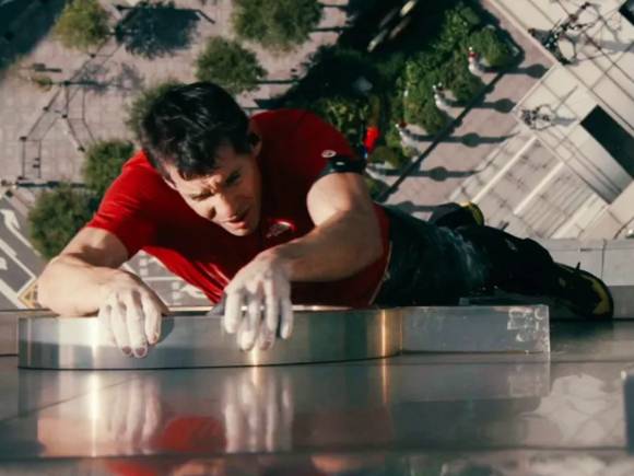 사진은 알렉스 호놀드가 외벽을 오르는 모습. [사진=넷플릭스]