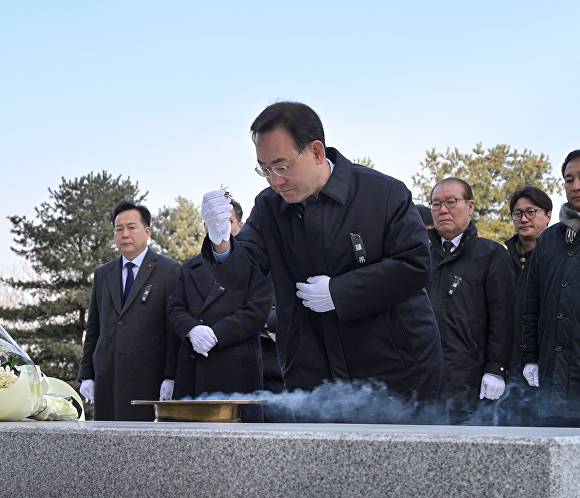 주호영 국회부의장이 충혼탑에 분향하고 있다 [사진=주호영 의원실]