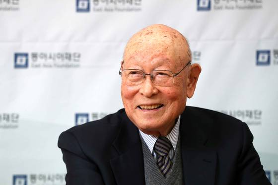 공로명 전 외교부 장관이 2019년 1월 2일 서울 종로구 신교동 동아시아재단 사무실에서 중앙일보와 인터뷰를 갖고 있다. 김상선 기자