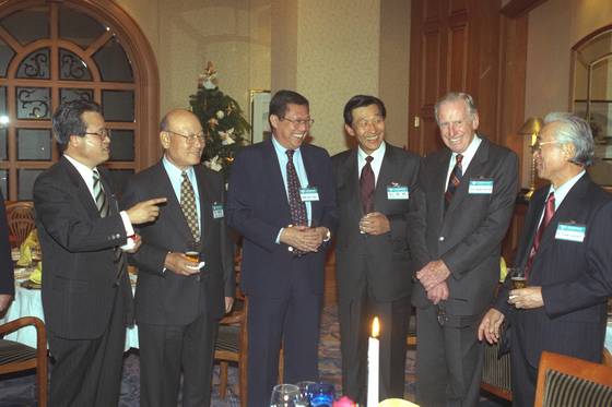 태평양아시아네트워크(PAN)집행위원회가 1998년 11월 27일 서울 힐튼호텔에서 열렸다.(左로부터) 김상철,공로명,아키노,박영주,달림플,오가사와라씨.