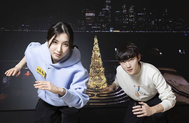 '차세대 에이스'로 평가받는 김길리(왼쪽)·임종언 선수가 쇼트트랙 자세를 선보였다.