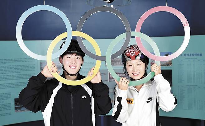 쇼트트랙 국가대표 임종언(왼쪽)·최민정 선수가 올림픽 오륜기를 들고 환하게 웃었다.