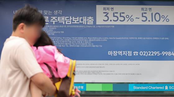 자가를 보유한 고소득자·고자산가일 수록 주택담보대출(주담대)를 받을 때 고정금리보다 변동금리를 선택하는 경향이 뚜렷한 것으로 나타났다. 뉴스1