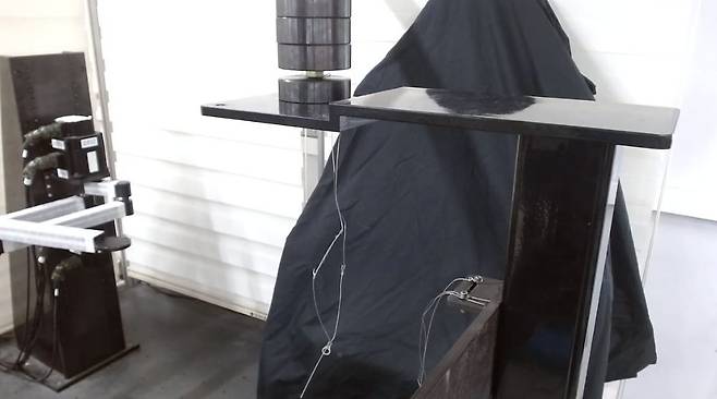 UNIST 강상훈 교수 연구팀이 개발한 새로운 제어 알고리즘이 적용된 로봇 팔. 로봇 팔(왼쪽)에 4kg의 부하를 줘도 심한 진동이 발생하지 않고 안정적으로 작동하고 있다. 사진 강상훈 UNIST 교수