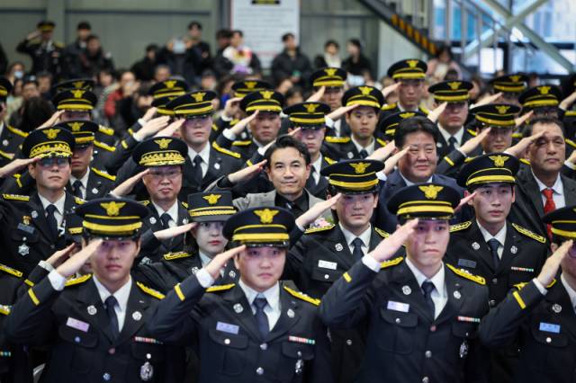 ▲ 강원소방학교는 23일 전술훈련관에서 김진태 도지사와 이상호 태백시장, 이한영 도의원을 비롯해 가족, 교직원 등 500여 명이 참석한 가운데 제42기 신임소방사반 졸업식을 개최했다. 강원도 제공
