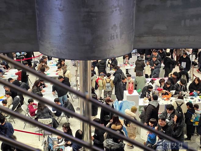 사람들이 팝업스토어 구경에 나서고 있다 /사진= 이정우 수습기자