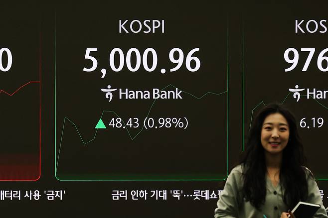 전날에 이어 코스피 지수가 장중 5000을 다시 넘긴 23일 서울 중구 하나은행 딜링룸에 코스피 지수가 표시돼 있다. 정효진 기자