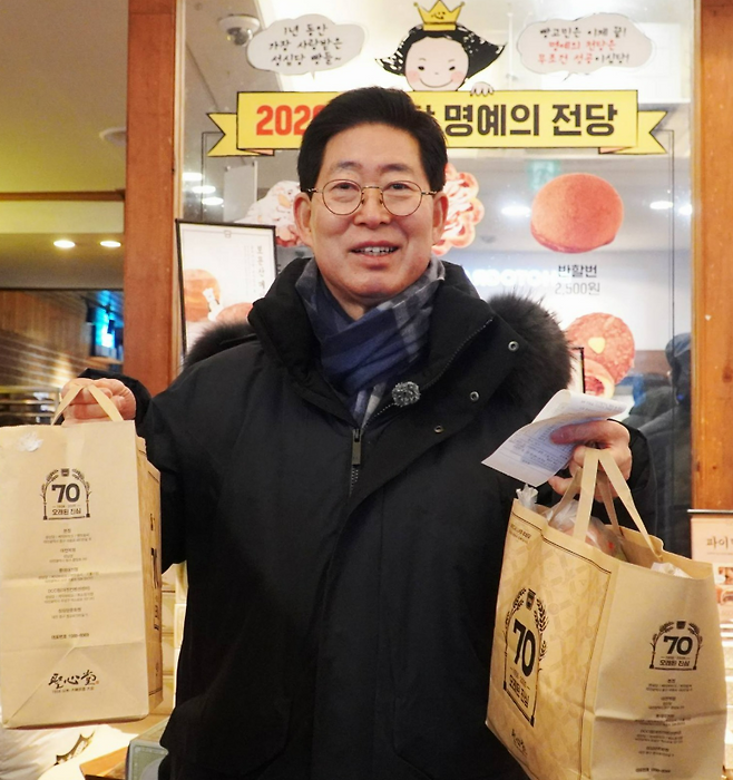 양승조 전 충남지사가 지난 22일 대전의 대표 제과점인 성심당을 찾아 빵을 구매한 뒤 기념촬영을 하고 있다. 양승조 전 충남지사 SNS 갈무리