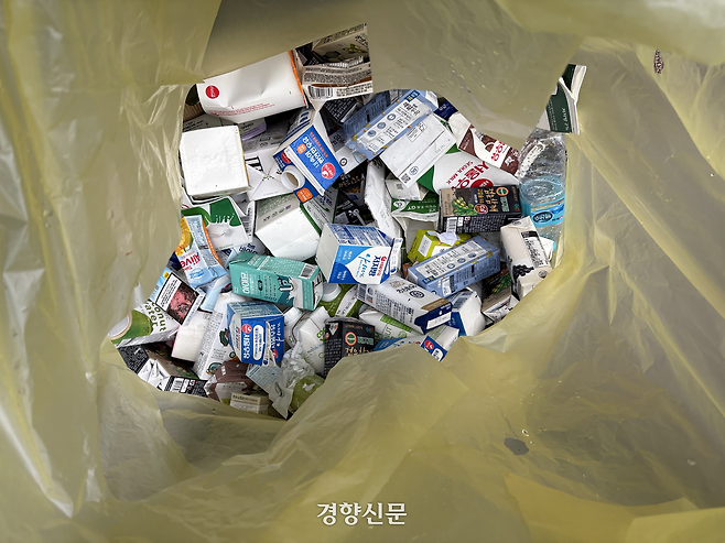 서울 서초구 한 아파트에 설치된 종이팩 분리배출함 안에 종이팩이 담겨 있다. 오경민 기자