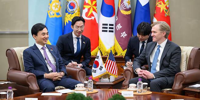 “한국에 가장 먼저 왔다” 안규백 국방부 장관(왼쪽)이 26일 국방부에서 엘브리지 콜비 미국 국방부 정책담당 차관을 접견하고 있다. 국방부 제공