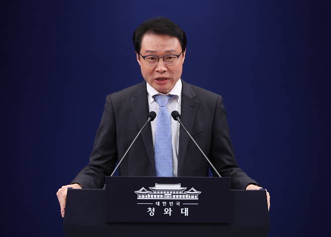 이규연 홍보소통수석이 18일 청와대 기자회견장에서 신임 정무수석 관련 브리핑을 하고 있다. 새 정무수석은 홍익표 전 의원이다. 연합뉴스