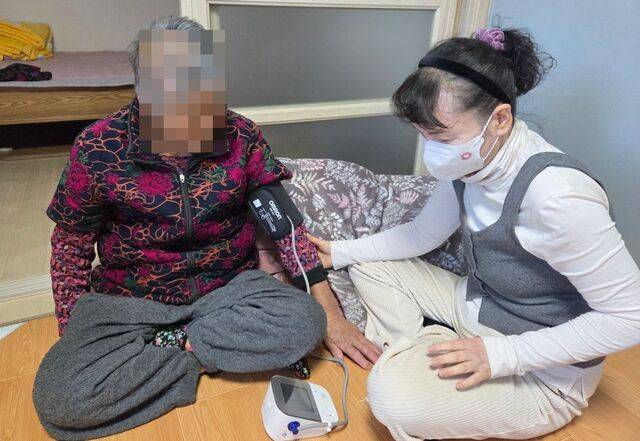 통합돌봄팀 조해봉 간호사가 금오도 주민 송연화(가명) 할머니의 혈압을 재는 모습.