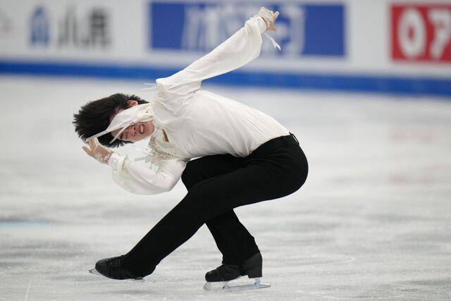 차준환이 25일 중국 베이징에서 열린 2026 국제빙상경기연맹 4대륙선수권대회 프리스케이팅 경기에서 회전 동작을 선보이고 있다. AP연합뉴스