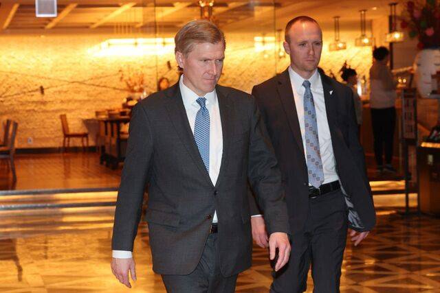 엘브리지 콜비 미국 국방부(전쟁부) 정책담당 차관이 26일 서울 종로구 포시즌스호텔에서 조현 외교부 장관과 조찬 회동을 마친 뒤 이동하고 있다. 연합뉴스