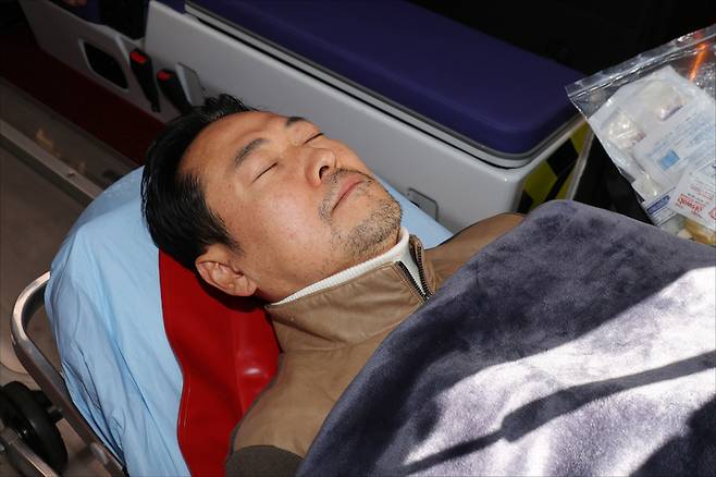 ‘통일교·공천헌금’ 쌍특검법 수용을 촉구하며 단식을 시작한 장동혁 국민의힘 대표가 22일 서울 여의도 국회에서 단식 8일 만에 박근혜 전 대통령의 단식 중단 권고를 받아들여 병원으로 이송되고 있다. [뉴스1]