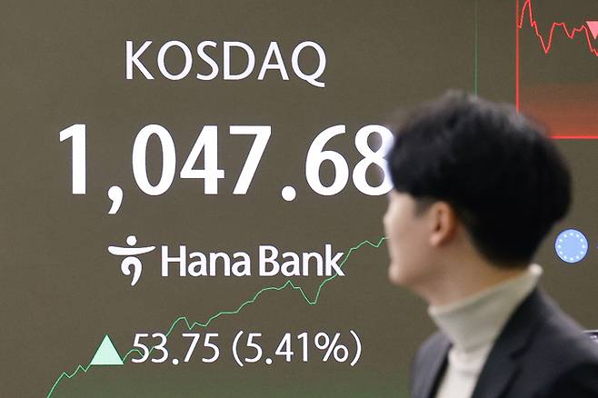 26일 오전 서울 중구 하나은행 딜링룸 전공판에 코스닥 지수가 나오고 있다. [뉴스1]