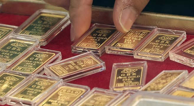 국제 금값이 사상 처음으로 온스당 5천달러를 돌파한 26일 서울 종로구 한 금은방에 금 제품이 진열되어 있다. [뉴스1]