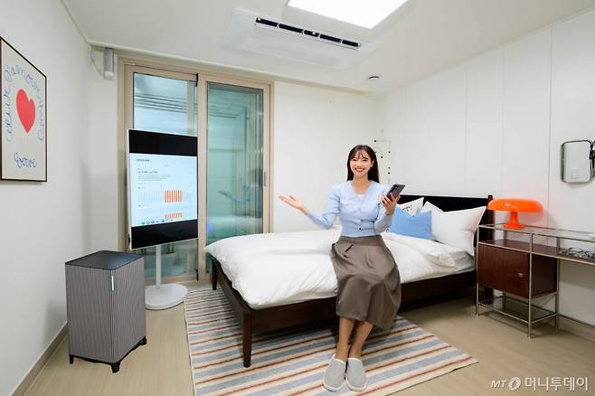 (서울=뉴스1) = 삼성전자는 5일부터 7일까지 일산 킨텍스에서 열리는?'2025?스마트건설·안전·AI?엑스포'에서 한국토지주택공사(LH)와 함께?'AI?홈'?기반 모듈러 홈 솔루션을 공동 전시한다고 밝혔다.  삼성전자는 지난달 독일에서 열린 유럽 최대 가전 전시회?'IFA 2025'에서 삼성물산과 함께?'모듈러 홈 솔루션'을 처음 선보인 데 이어,?이번?LH와의 협업 전시를 통해?'모듈러 홈 솔루션'을 국내에도 소개하며 모듈러 홈 솔루션 사업을 국내외로 적극 확장해나갈 계획이다. (삼성전자 제공. 재판매 및 DB금지)  Copyright (C) 뉴스1. All rights reserved. 무단 전재 및 재배포,  AI학습 이용 금지. /사진=(서울=뉴스1)