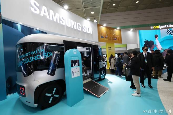 작년 3월 서울 강남구 코엑스에서 개막한 ‘인터배터리 2025’ 삼성SDI 부스를 찾은 관람객이 자율주행차량을 살펴보고 있다. /사진=뉴스1  /사진=(서울=뉴스1) 박세연 기자