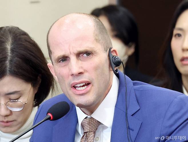 [서울=뉴시스] 김금보 기자 = 해롤드 로저스 쿠팡 대표이사가 31일 오전 서울 여의도 국회에서 열린 쿠팡 침해사고 및 개인정보 유출, 불공정 거래, 노동환경 실태 파악과 재발방지 대책 마련을 위한 연석 청문회에서 의원 질의에 답변을 하고 있다. 2025.12.31. kgb@newsis.com /사진=김금보