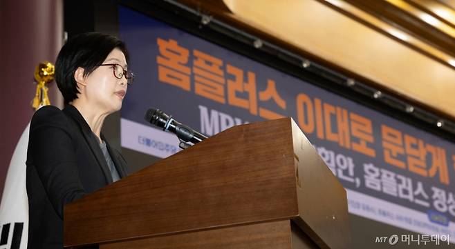 (서울=뉴스1) 이승배 기자 = 조주연 홈플러스 대표가 21일 서울 여의도 국회 의원회관에서 열린 '홈플러스, 이대로 문닫게 할 것인가' 긴급 좌담회에서 발언하고 있다. 2026.1.21/뉴스1  Copyright (C) 뉴스1. All rights reserved. 무단 전재 및 재배포,  AI학습 이용 금지. /사진=(서울=뉴스1) 이승배 기자