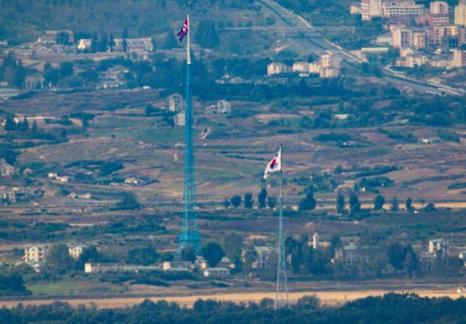 경기 파주시 접경지역에 대성동 마을의 태극기와 북한 기정동 마을의 인공기가 바람에 펄럭이고 있다./사진=뉴시스