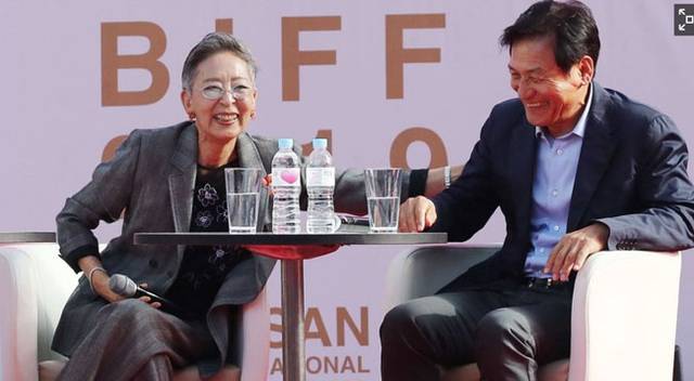 김지미가 2019년 부산영화제에서 안성기(오른쪽) 배우와 함께 관객들과 대화를 하며 웃는 모습. 자료 사진