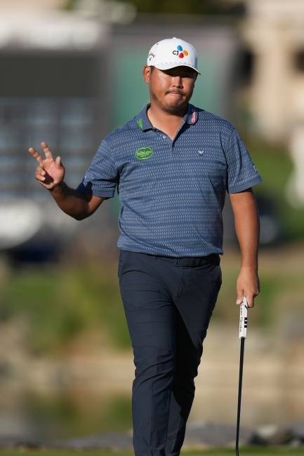 김시우가 26일(한국시간) 미국 캘리포니아주 라킨타의 피트 다이 스타디움 코스에서 열린 PGA투어 아메리칸 익스프레스 4라운드 18번 홀에서 파 퍼트를 성공한 뒤 갤러리에게 인사를 하고 있다. AP뉴시스