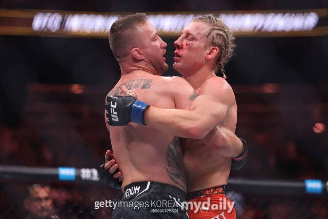 게이치(왼쪽)가 25일 핌블렛과 경기 후 포옹하고 있다. /게티이미지코리아