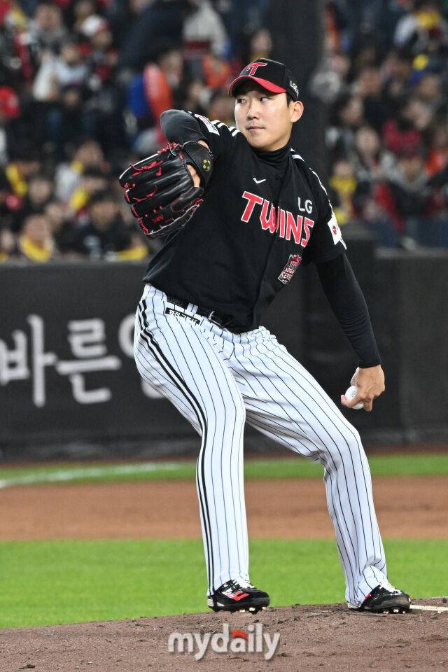 29일 대전 한화생명 볼파크 야구장에서 열린 '2025 신한 SOL 뱅크 KBO 한국시리즈 3차전' LG 트윈스와 한화 이글스 경기. LG 선발 손주영이 힘차게 투구하고 있다./마이데일리