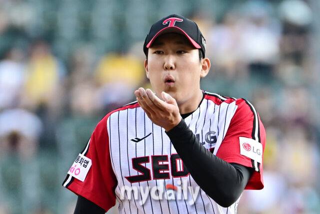 31일 서울 잠실야구장에서 열린 '2025 신한 SOL BANK KBO리그' 키움 히어로즈와 LG 트윈스 경기. LG 선발 손주영이 투구 준비를 하고 있다./마이데일리