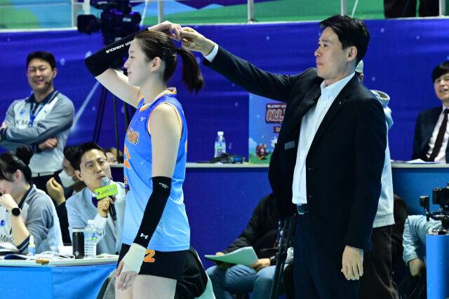 현대건설 강성현 감독이 시크한 표정으로 이다현과의 퍼포먼스를 선보이고 있다. / 한국배구연맹(KOVO)